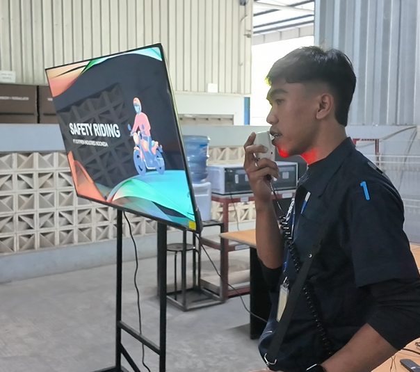 Instruktur menjelaskan materi safety riding