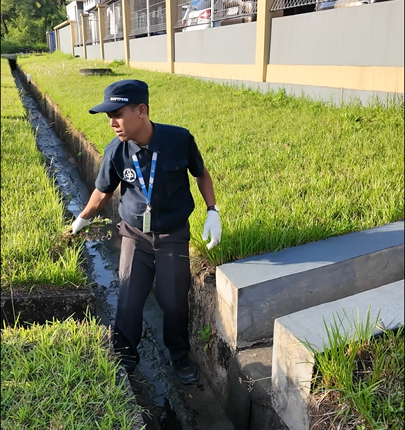 Membersihkan drainase luar perusahaan 02
